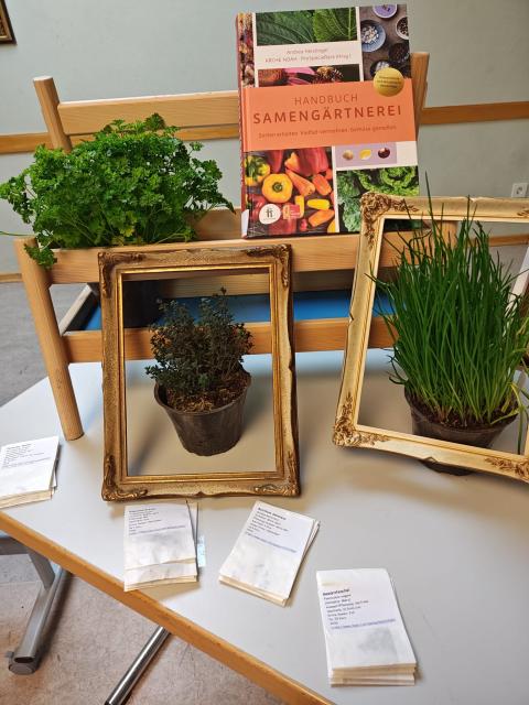 Pflanzen und Bücher zu Saatgut