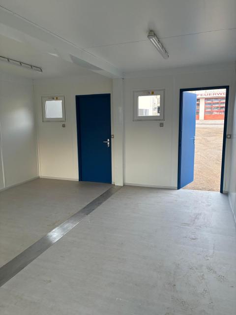 Blick in leeren Container