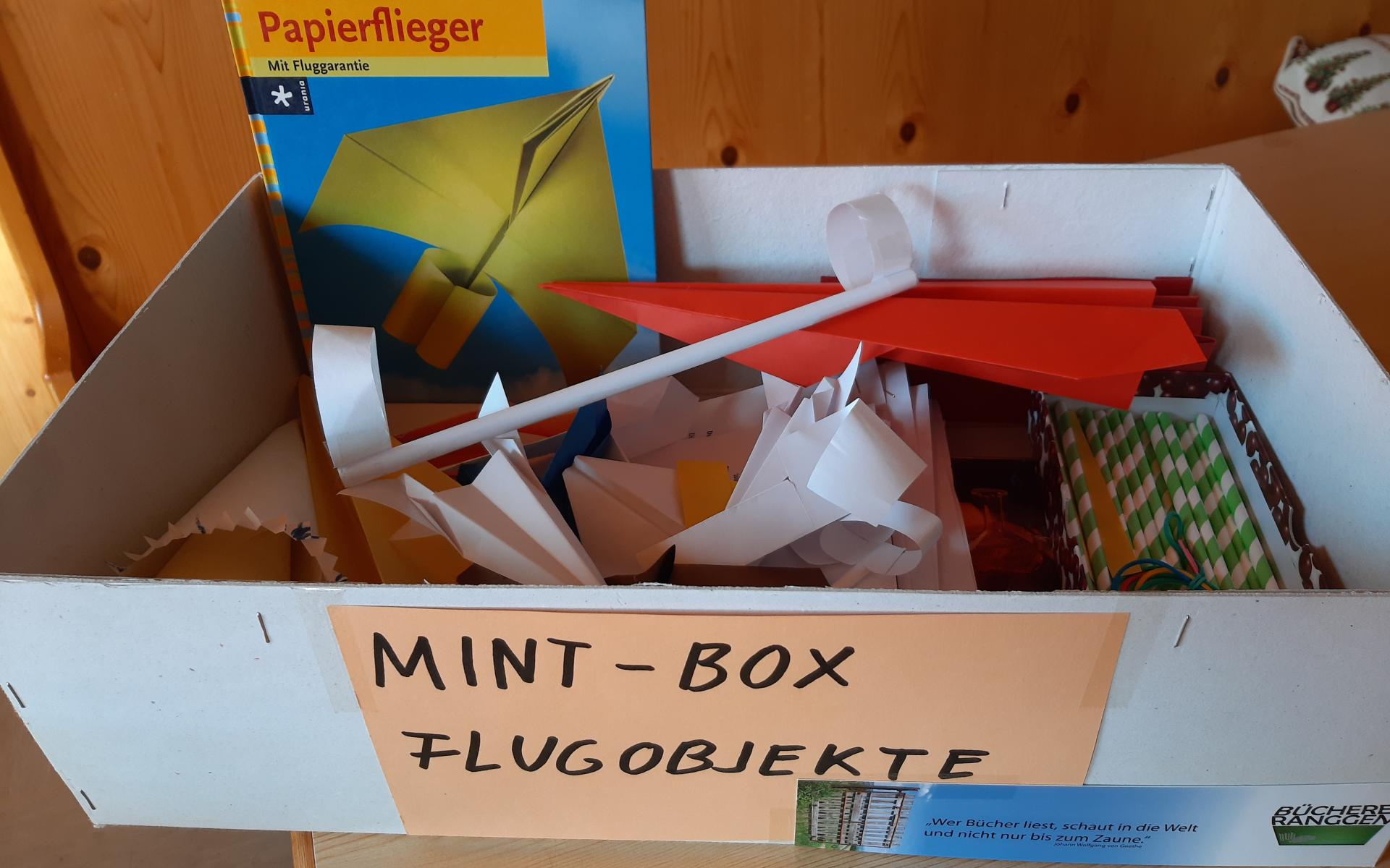 Papierflieger und Bastelmaterial
