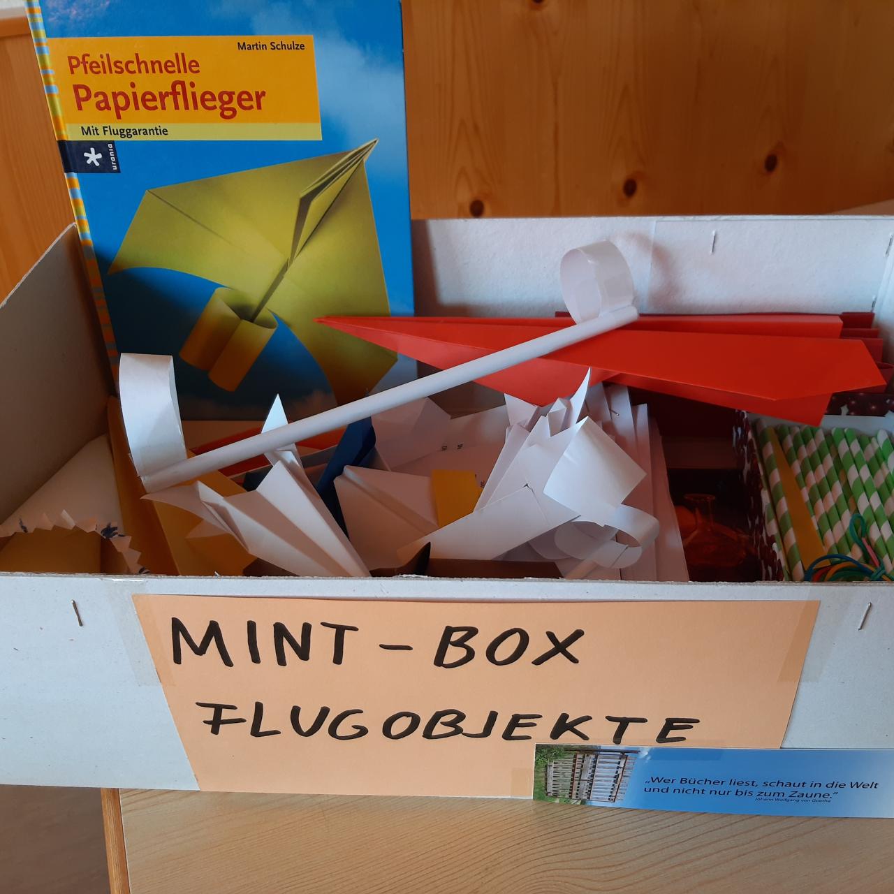 Papierflieger und Bastelmaterial